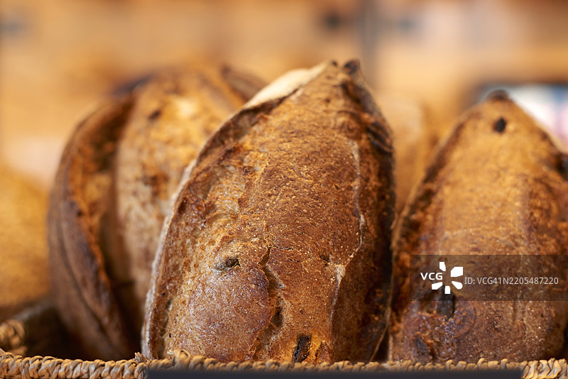 新鲜出炉的面包放在篮子里静静地待着图片素材