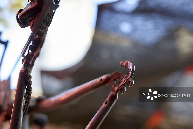 生锈的自行车变速器和链条细节，显示出磨损情况图片素材