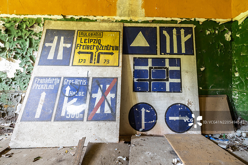 在废弃的苏联军营中，展示德国交通标志的告示板，以帮助苏联士兵适应德国的交通规则。图片素材