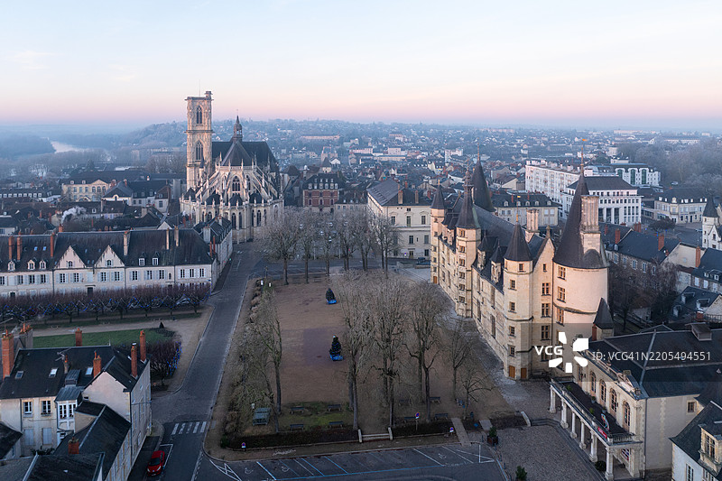 尼夫尔及其大教堂在卢瓦尔河上空的第一缕阳光下的鸟瞰图图片素材