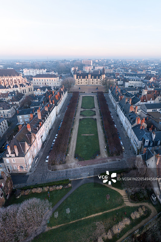 尼夫尔及其大教堂在卢瓦尔河上空的第一缕阳光下的鸟瞰图图片素材