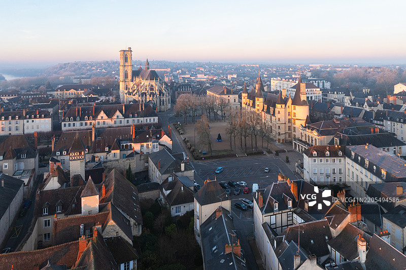 尼夫尔及其大教堂在卢瓦尔河上空的第一缕阳光下的鸟瞰图图片素材