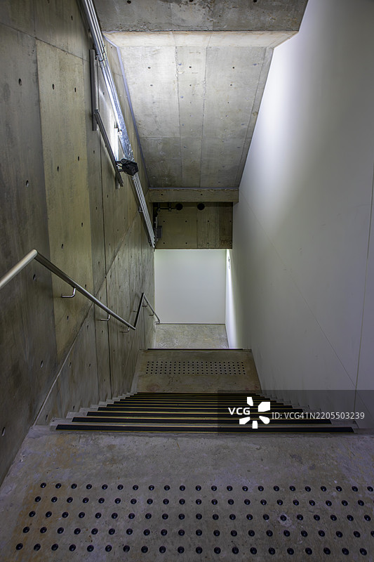 混凝土楼梯配有金属扶手图片素材