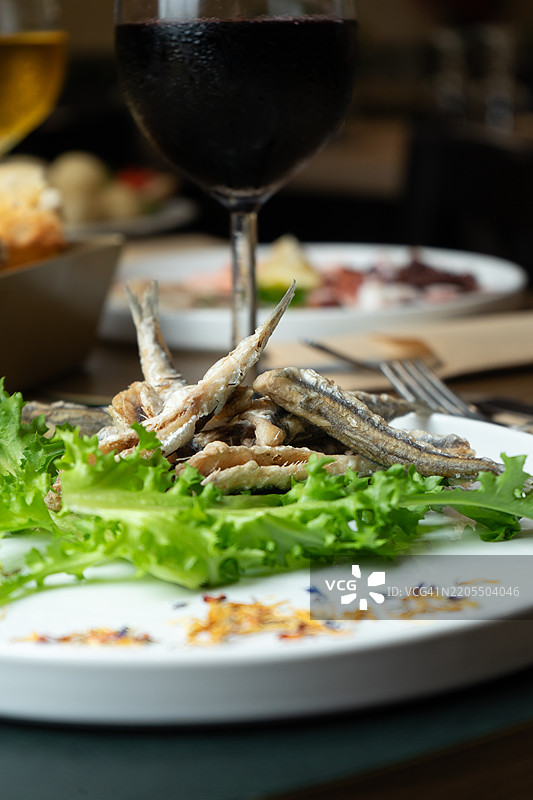 餐厅盘子里的炸凤尾鱼图片素材