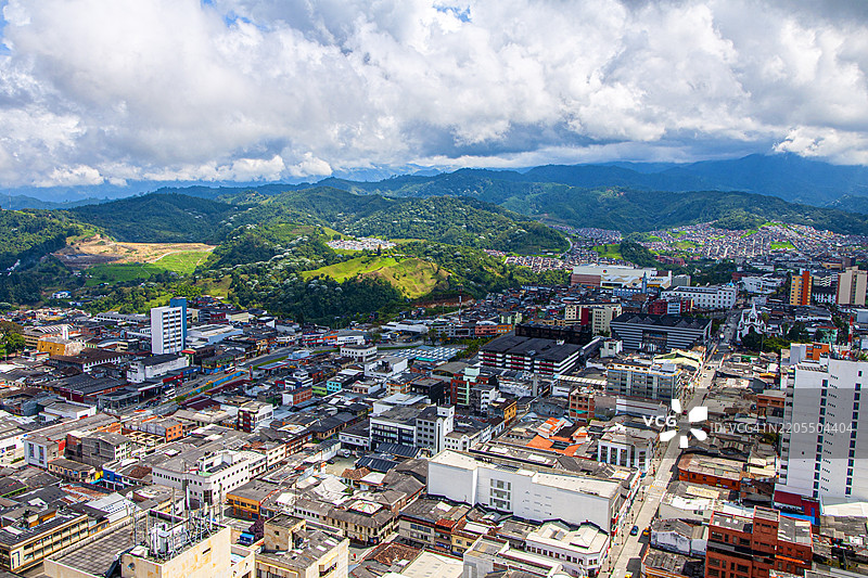 哥伦比亚卡尔达斯省马尼萨莱斯市的全景，城市、风景和山脉。图片素材