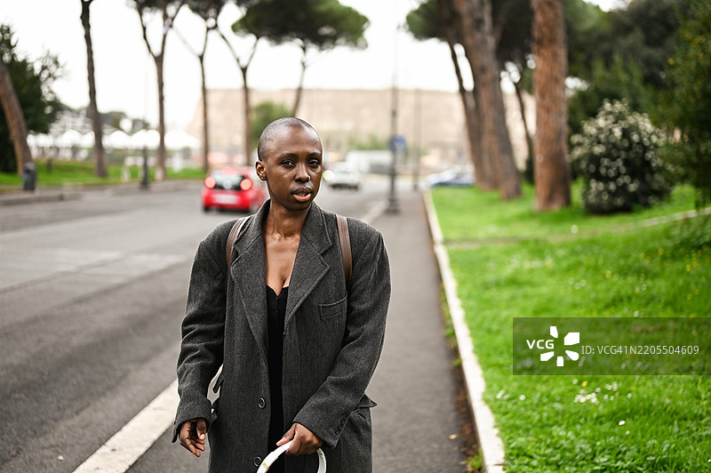 悲伤的黑人女性在罗马散步。图片素材