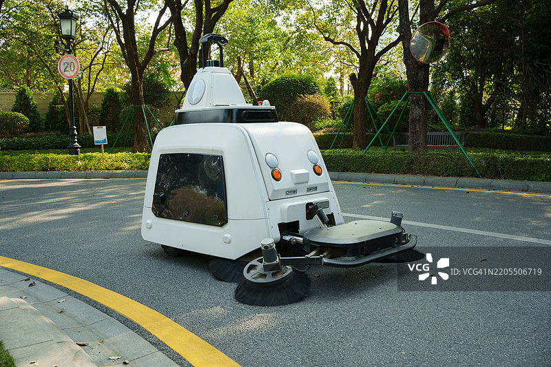 智能无人驾驶街道清扫车在路上行驶图片素材