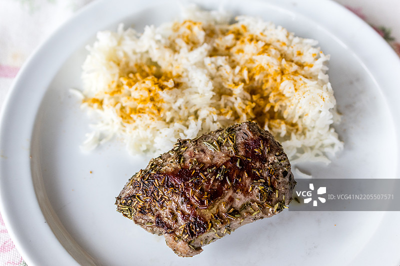 野猪牛排和白米饭的盘子图片素材