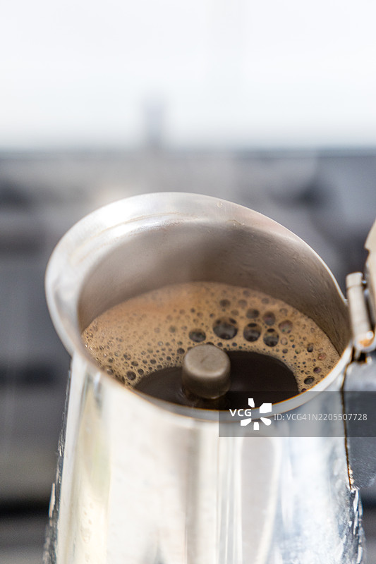 咖啡机中冒出热气的咖啡图片素材