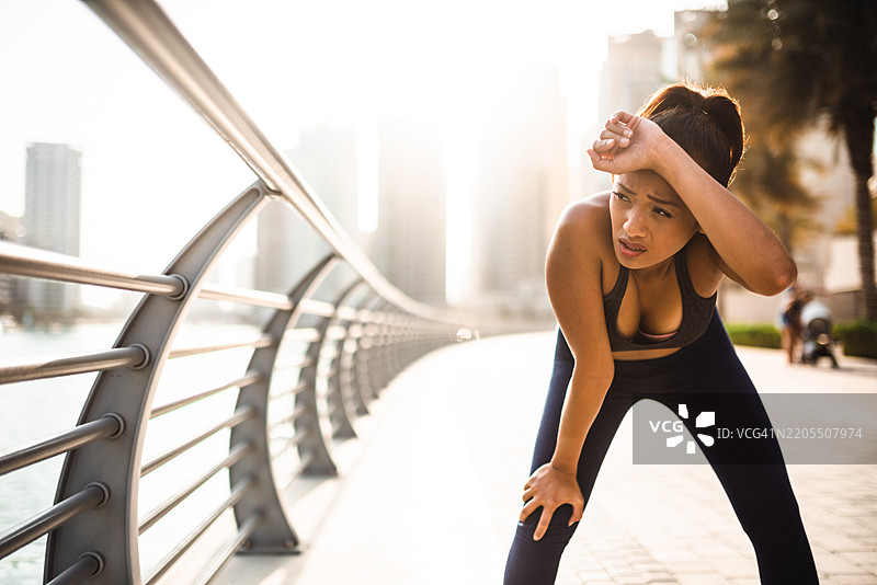在迪拜码头慢跑后感到疲惫的女性图片素材
