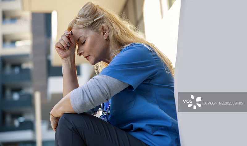 在身体压力下感到头痛的女医生图片素材