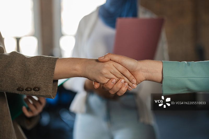 专业人士之间握手的特写镜头图片素材