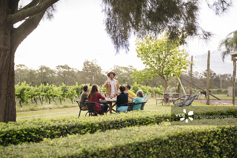 亨特谷的葡萄酒爱好者在户外举杯庆祝图片素材