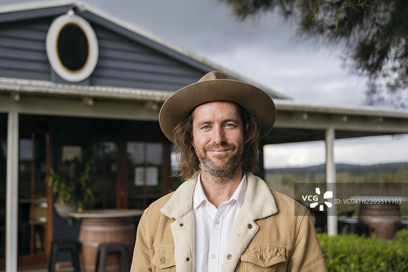 酒庄员工站在酒窖门外的肖像图片素材