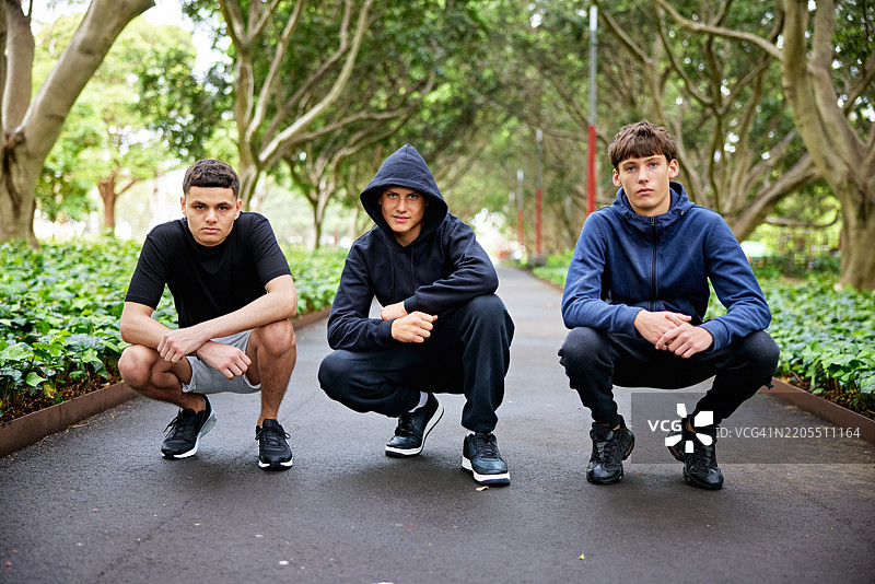 公共公园中三位年轻运动员的训练肖像图片素材