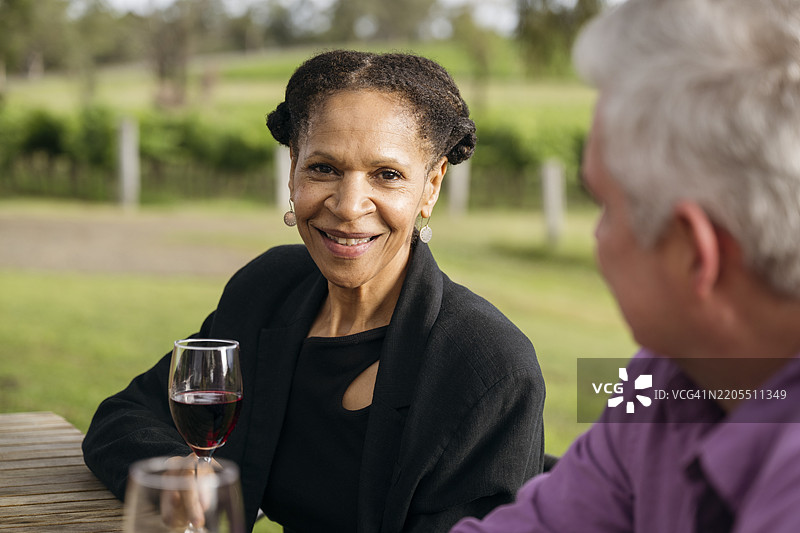 在品酒活动中放松的女性自然肖像图片素材