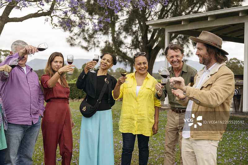 侍酒师和葡萄酒爱好者观察酒的颜色和清澈度图片素材
