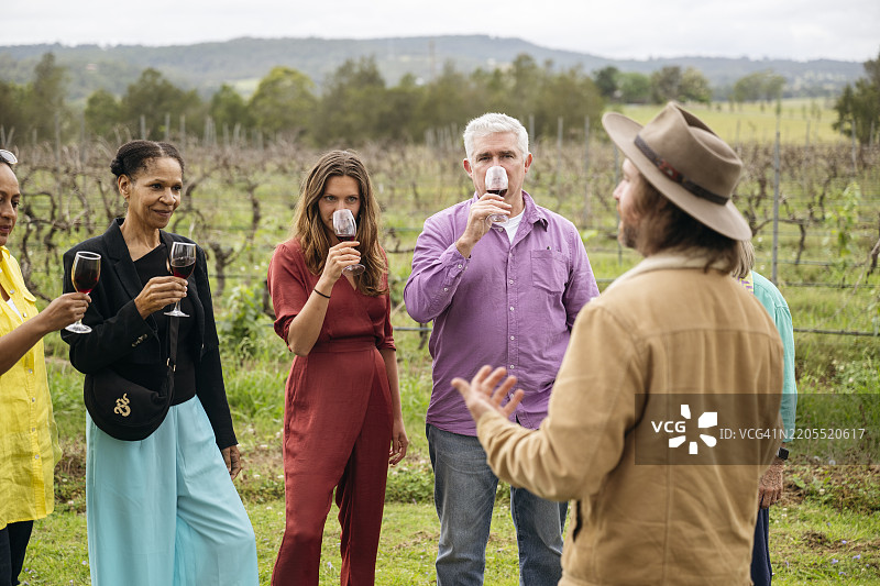 多元化的群体在品酒活动中品尝红酒图片素材