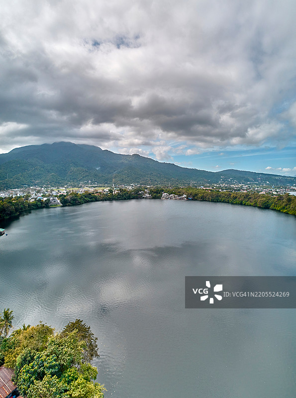 一个椭圆形的鳄鱼湖，背景是马基林山。图片素材