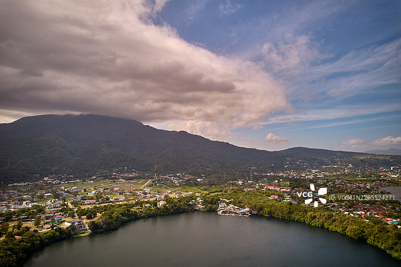 椭圆形的鳄鱼湖，背景是马基林山。图片素材