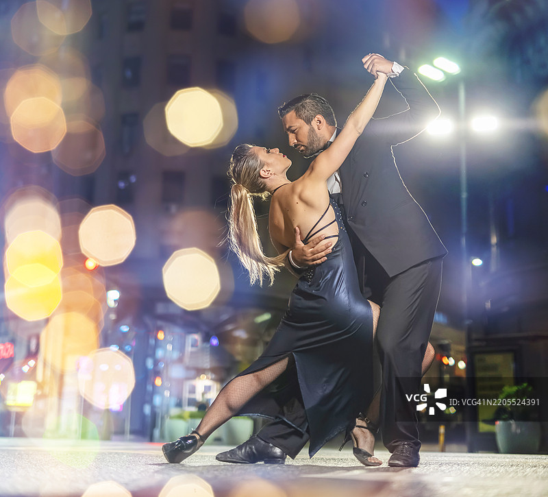 阿根廷夫妇在布宜诺斯艾利斯的街道上黎明时分跳探戈图片素材