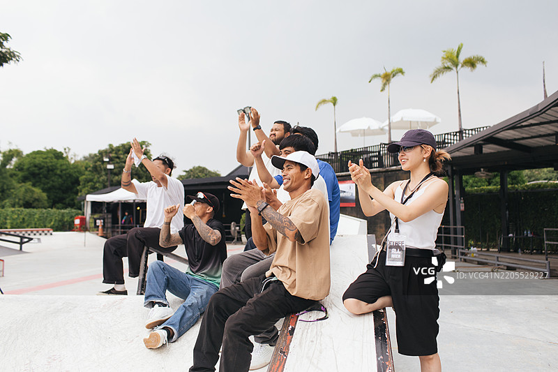 人群在户外滑板公园中鼓掌图片素材