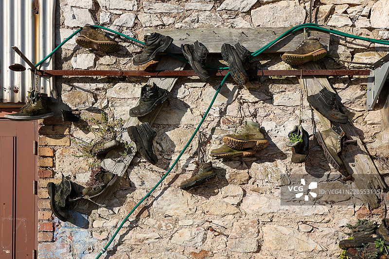挂在墙上的旧靴子图片素材