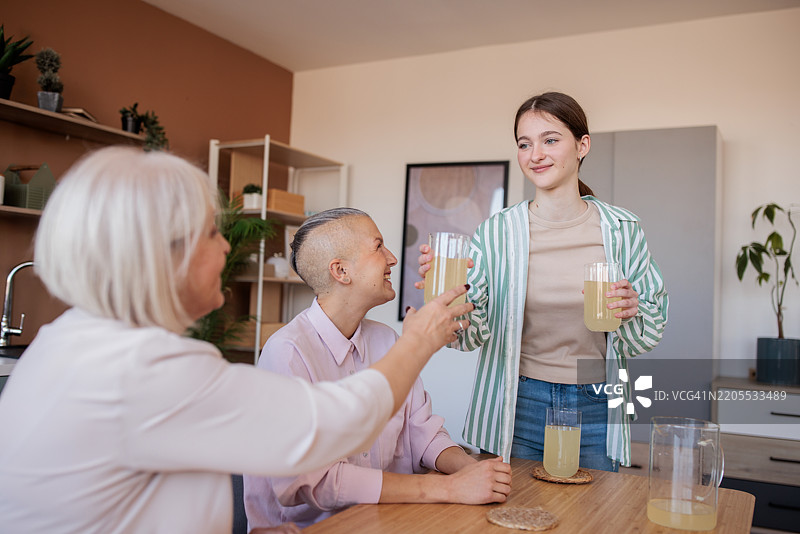 多代同堂的家庭在家一起喝柠檬水图片素材