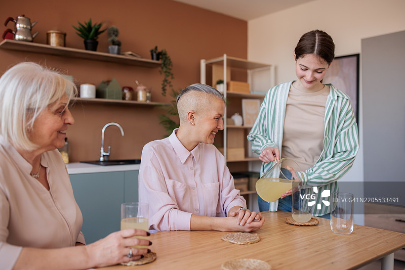 多代同堂的家庭在家一起喝柠檬水图片素材