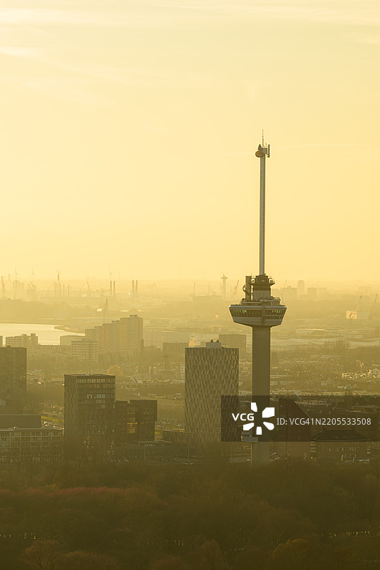 鹿特丹的欧罗马斯塔在黄昏时分映衬在马斯河上图片素材