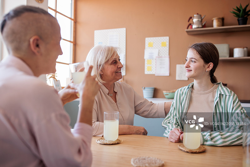 多代同堂的家庭在家一起喝柠檬水图片素材