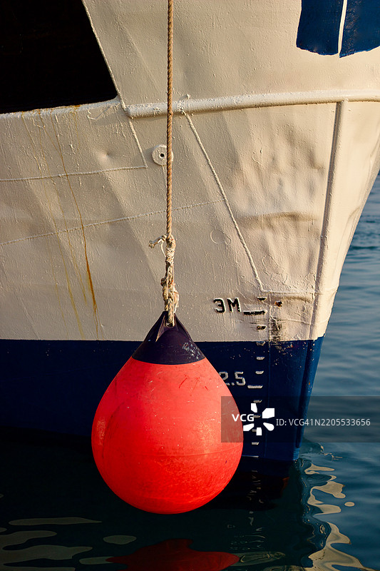 船边的橙色浮标图片素材