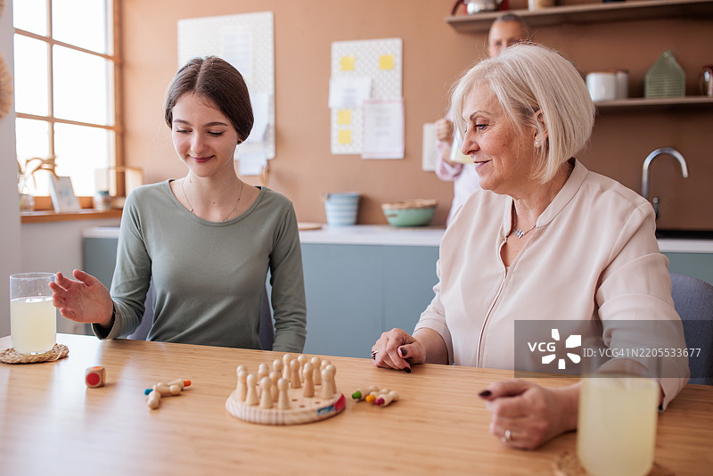 多代同堂的家庭在家一起喝柠檬水图片素材