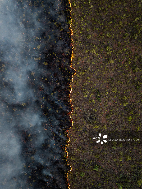 无人机拍摄的图像展示了澳大利亚内陆金伯利地区烧毁与未烧毁灌木丛的对比，西澳大利亚，澳大利亚图片素材