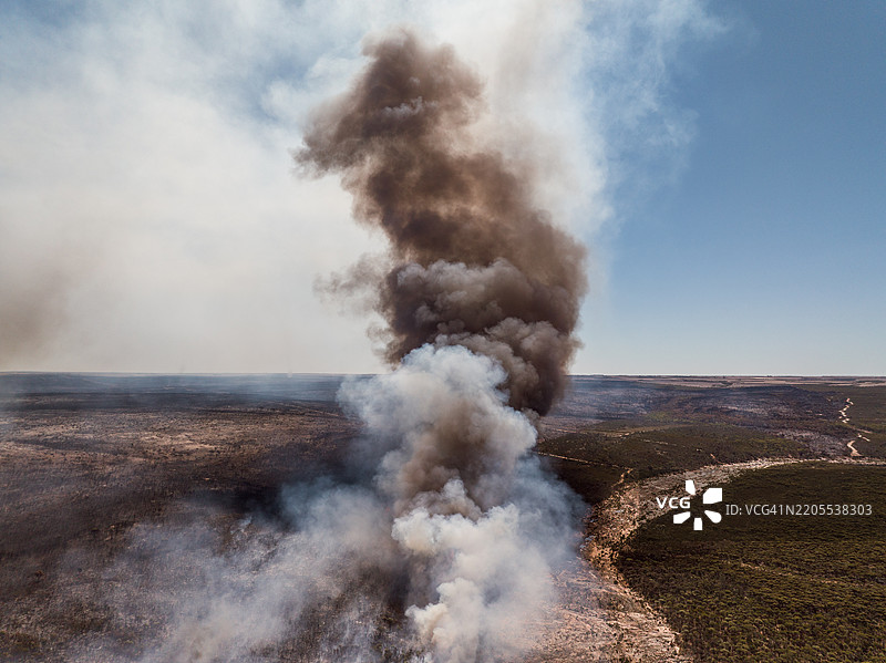 在阳光明媚的日子里，从空中视角拍摄的受控火灾冒出的烟雾，地点：西澳大利亚州拉文斯索普。图片素材