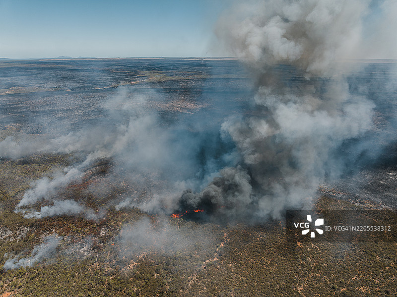 西澳大利亚州拉文斯索普森林中的烧除作业航拍图图片素材