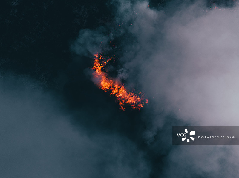 无人机拍摄的图像显示烟雾散去，露出下方燃烧的火焰，金矿区–埃斯珀朗斯，西澳大利亚，澳大利亚图片素材