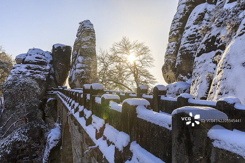冬季早晨的巴斯泰桥，晨光照耀下的诺伊拉滕岩石门，萨克森瑞士，萨克森，德国，欧洲图片素材