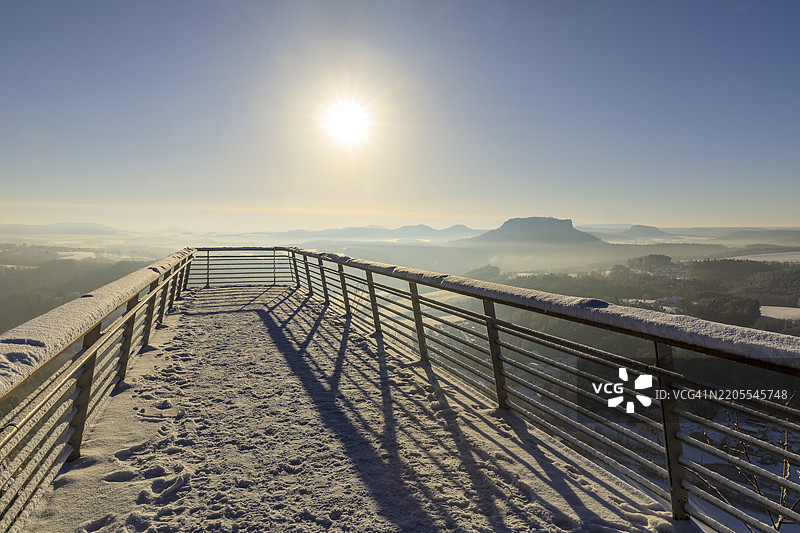 冬晨的巴斯特尔观景台漂浮平台,轻雾笼罩着易北河谷和桌山,如莉莉恩斯坦,萨克森瑞士,萨克森,德国,欧洲图片素材