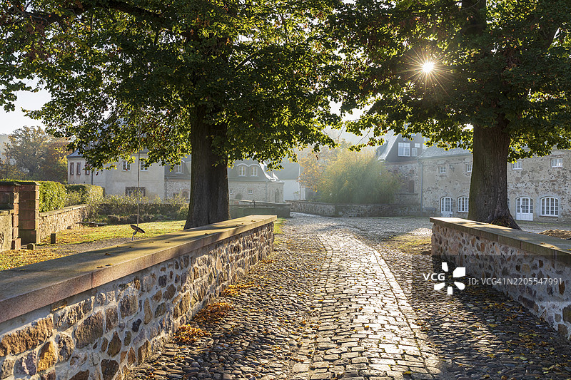 德国萨克森州格里马的古特斯霍夫·多本的清晨氛围光线图片素材