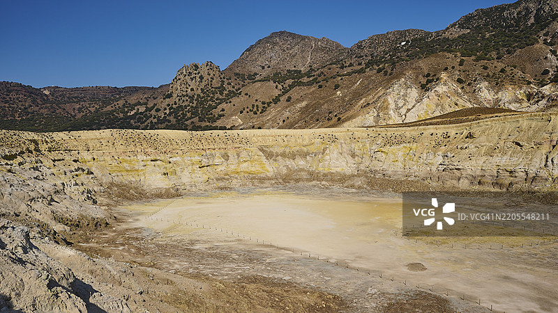 大型干燥的火山口,周围是丘陵山地景观,火山活动,火山岛,斯特法诺斯火山口,尼西罗斯,多德卡尼斯群岛,希腊群岛,希腊,欧洲图片素材