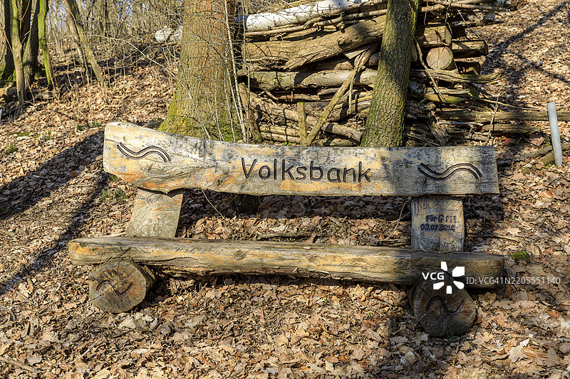 在德国萨克森州兹维考区的Thanhof附近的森林里,有一张刻有“Volksbank”的长椅。图片素材