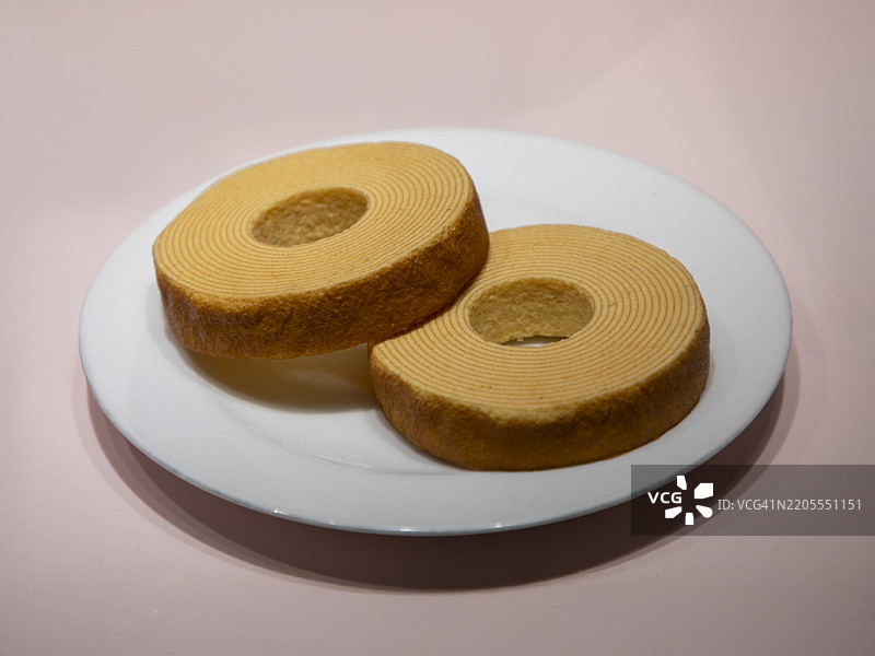 盘子上的树木蛋糕切片图片素材