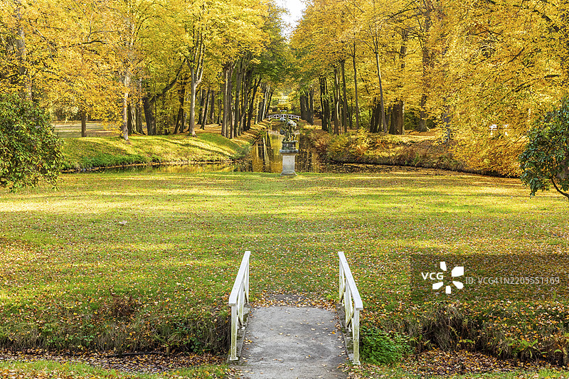 赫姆斯多夫城堡的公园，秋季的城堡护城河，位于德国萨克森州的奥滕多夫-奥克里拉，欧洲图片素材