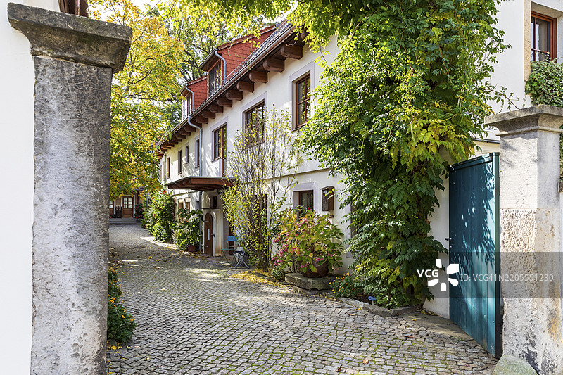 德国萨克森州拉德博伊尔阿尔特科岑布罗达的舒适内 courtyard图片素材