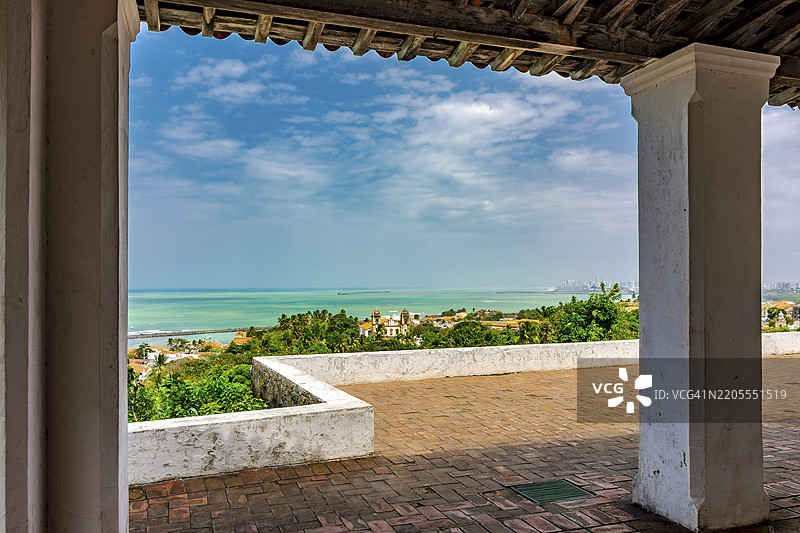 从巴西南美洲佩尔南布科州奥林达山顶教堂的庭院俯瞰城市和海洋的景色图片素材