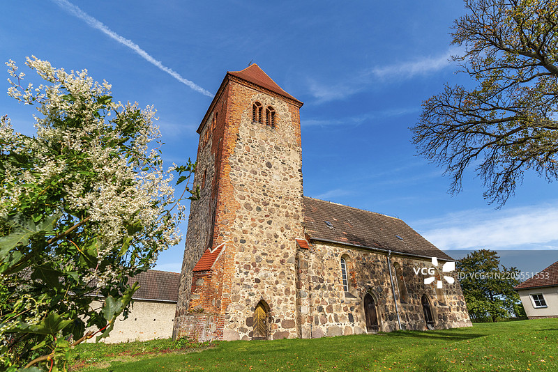 德国布兰登堡州尼德尔弗莱明霍亨塞费尔德的田石村教堂图片素材