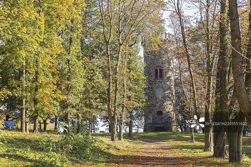 秋季的尤塔塔或比斯马克塔，位于德国萨克森州格里马的尤塔公园图片素材