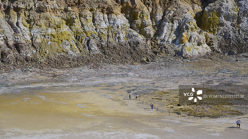 火山口底部特写,岩层清晰可见,背景有人,火山活动,火山岛,斯特法诺斯火山口,尼西罗斯,多德卡尼斯群岛,希腊,欧洲图片素材