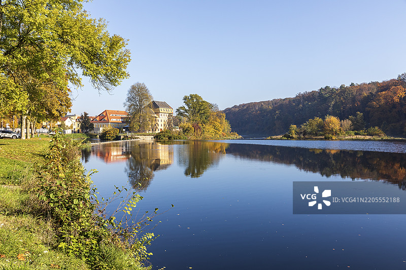 雾中的穆尔德悬索桥，格里马，萨克森，德国，欧洲图片素材